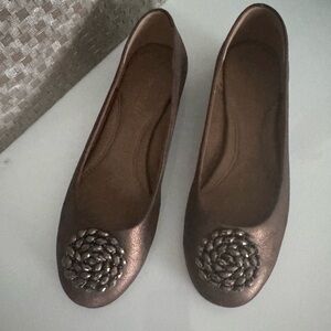 AEROSOLES Bronze Flats with Textured Toe 
Size 10